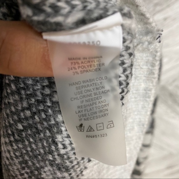 Vince Camuto | Cozy Houndstooth Turtleneck Sweater - Picture 6 of 8